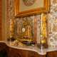 ...un antico orologio e delle statue in legno rivestite in oro zecchino raffiguranti le stagioni